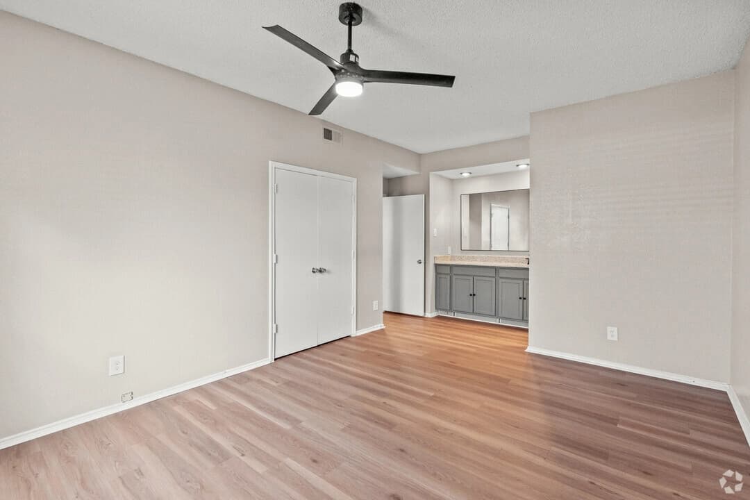 10-foot ceilings and open layouts at Valencia Plaza Apartment Homes