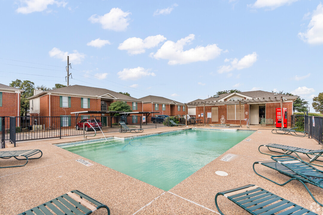 Valencia Plaza Apartments Homes